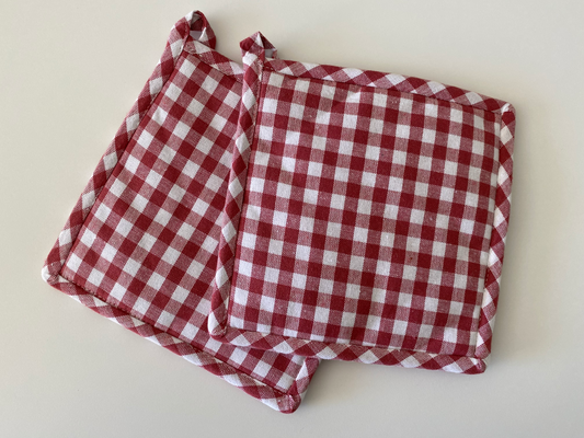 2 rød- og hvidternede grydelapper