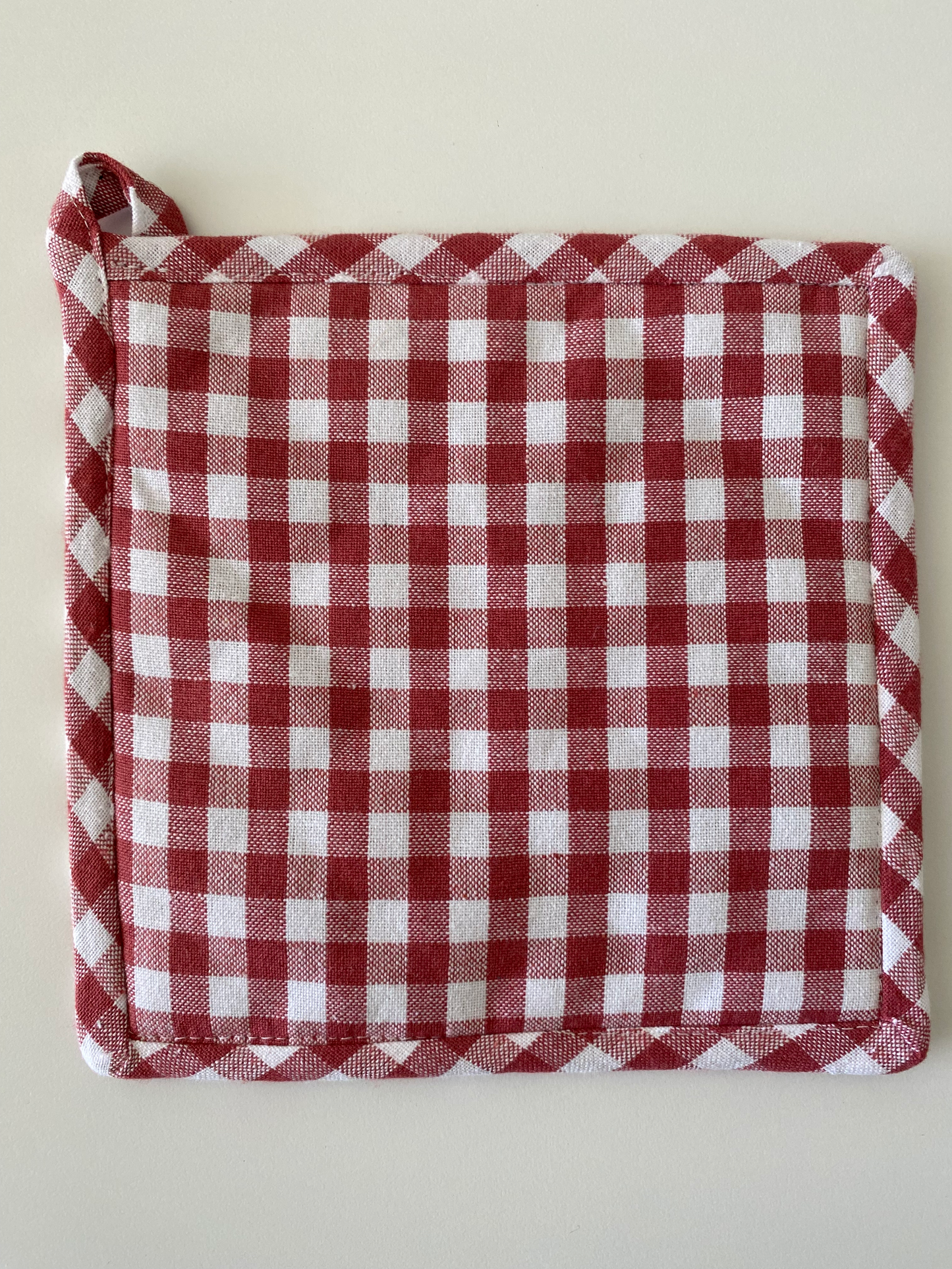 2 rød- og hvidternede grydelapper