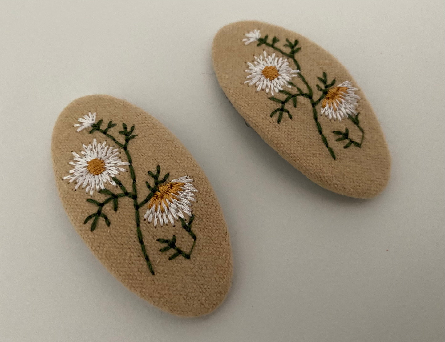 Broderede stof hårspænder