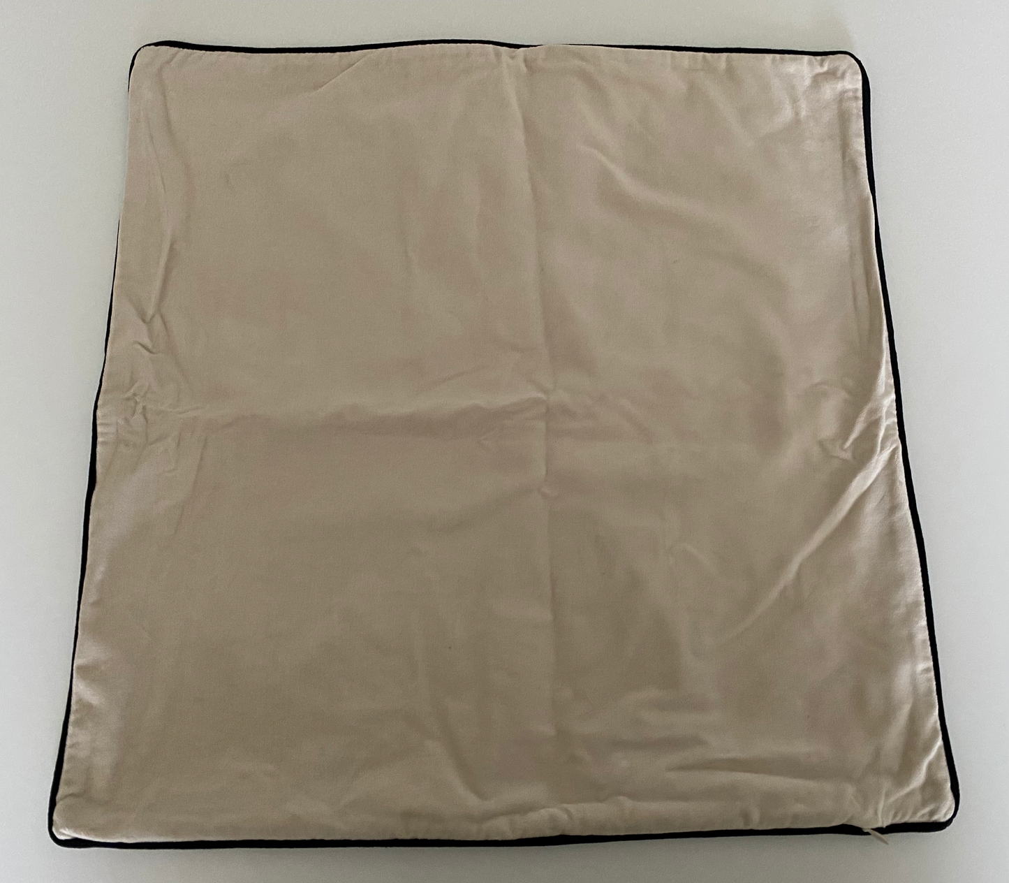 Råhvidt pudebetræk med sort kant