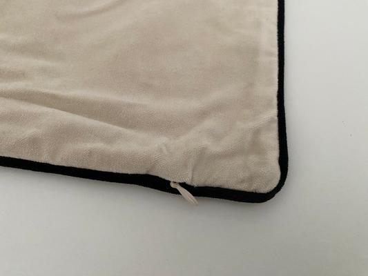 Råhvidt pudebetræk med sort kant