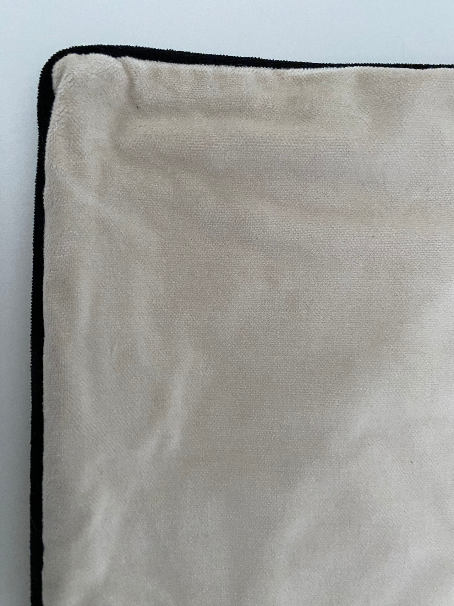 Råhvidt pudebetræk med sort kant