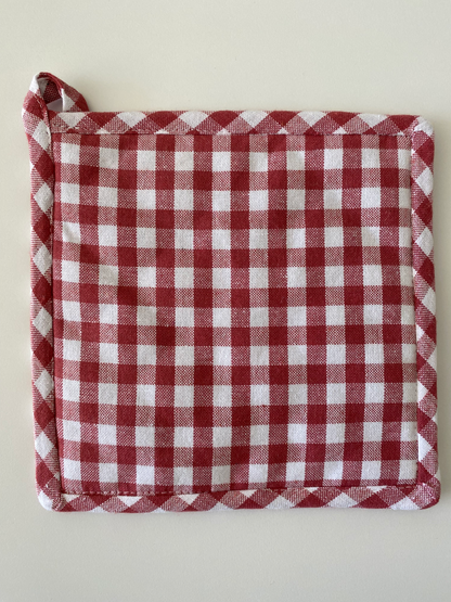 2 rød- og hvidternede grydelapper