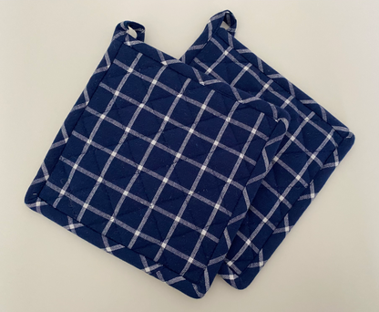 2 blå- og hvidternede grydelapper