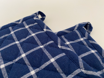 2 blå- og hvidternede grydelapper